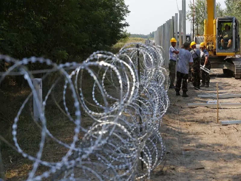 منعاً للمهاجرين ..هنغاريا تنتهي من تشييد سياج أسلاك شائكة على حدوها مع صربيا