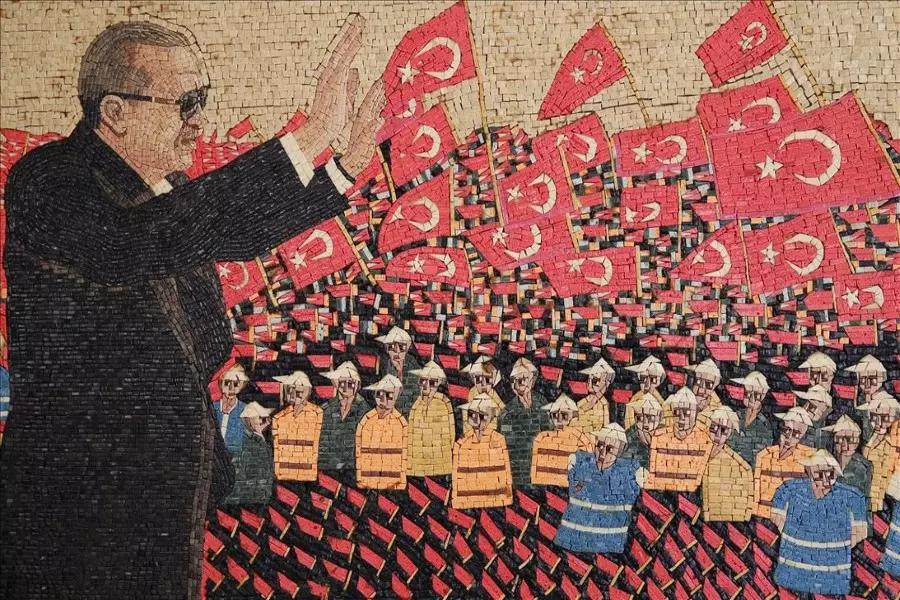 فنان سوري يُخد بلوحة فسيفسائية ذكرى فشل الانقلاب بتركيا