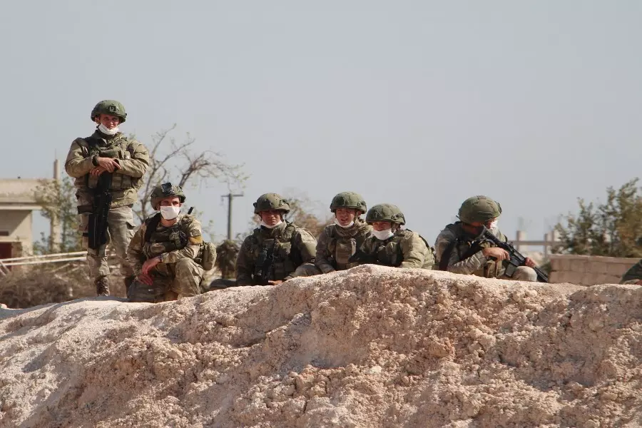 الدفاع الروسية تعلن تنفيذ أول مناورات مشتركة مع تركيا في منطقة النيرب بإدلب
