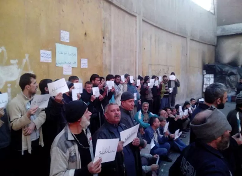 "فوضى عارمة في سجن حمص المركزي " .. معتقلي الثورة يتظاهرون ضد القرار الجديد