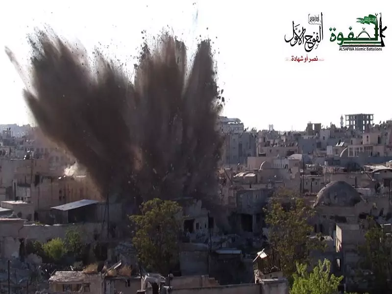 كتائب الثوار تفجر مبنى في حلب القديمة ... و قوات الأسد تقصف مواقعها بالخطأ