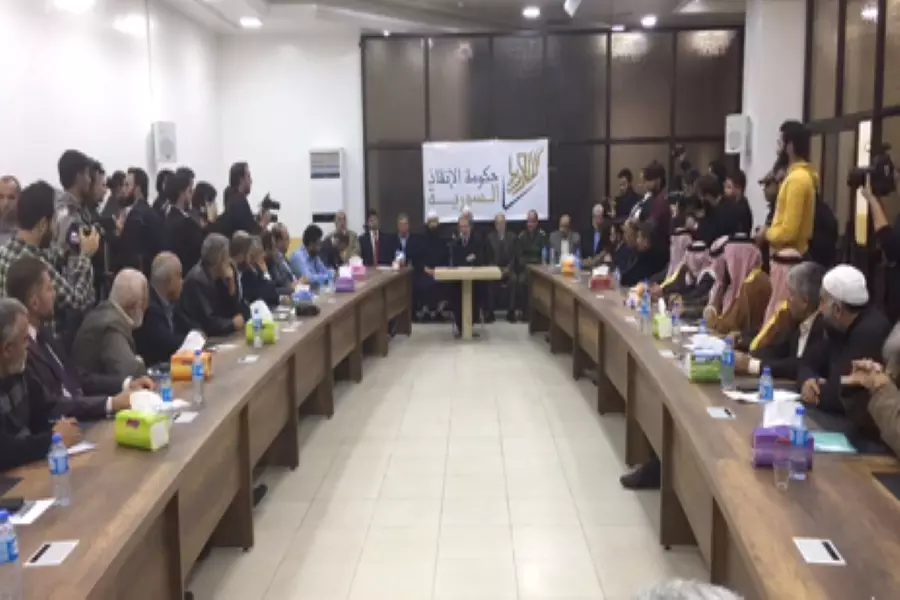 نشطاء يحتجون على غياب "علم الثورة" في قاعة الإعلان عن حكومة الإنقاذ ورئيس الحكومة يتدخل