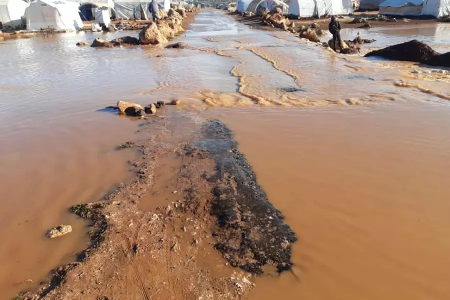 معاناة متجددة وحلول مفقودة ... الأمطار والسيول تزيد عذابات النازحين بمخيمات شمال غرب سوريا