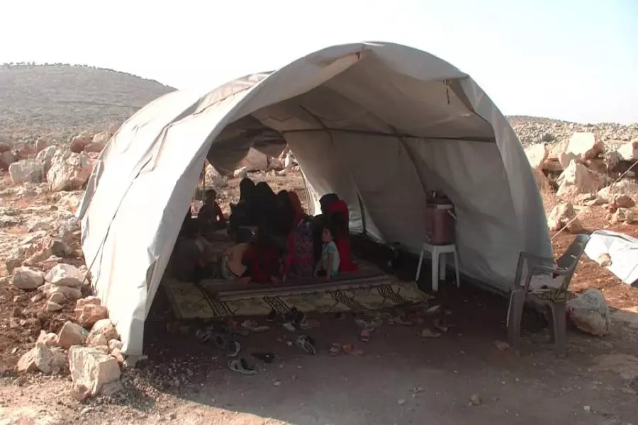 طالبتان من ريف حماة الشمالي تنشآن خيمة لتعليم الأطفال