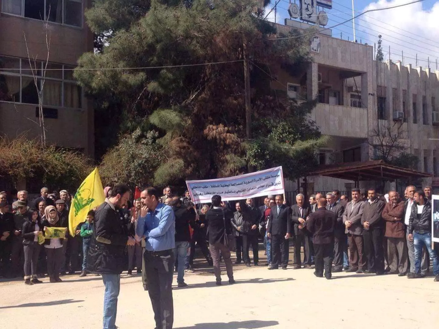 وسط غياب قوات الأساييش الكردية... مؤيدون للأسد يتظاهرون في القامشلي لدعم حزب الله الإرهابي