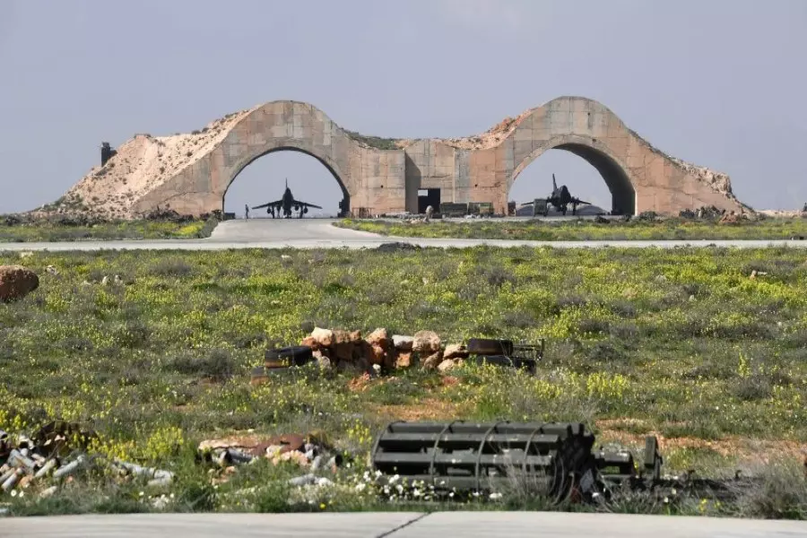 صواريخ تستهدف مطار الشعيرات بحمص.. والبنتاغون ينفي