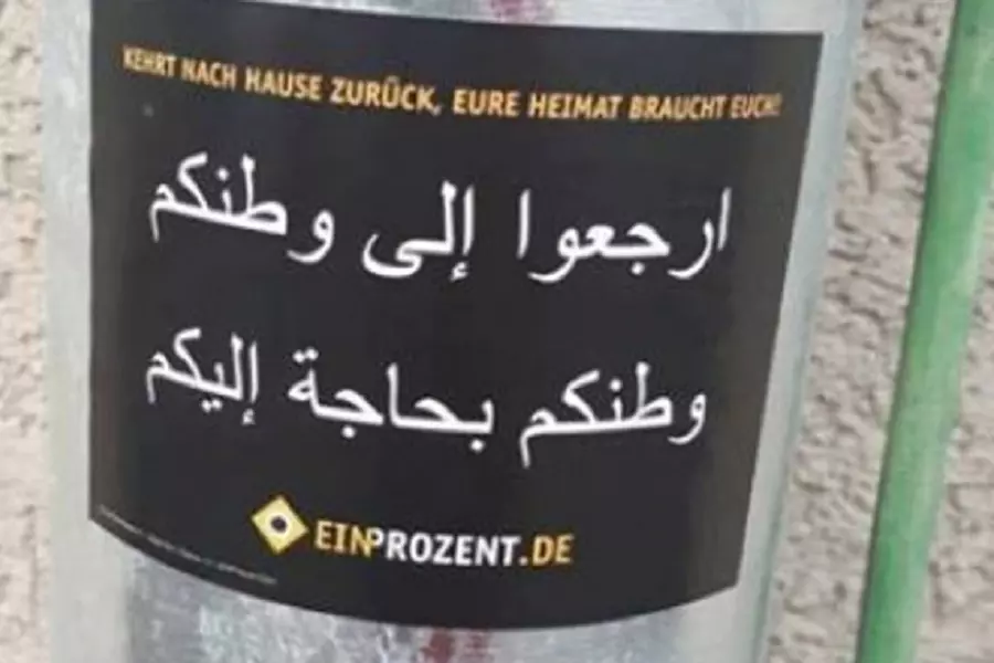 ألمان ينشرون عبارة "ارجعوا الى وطنكم" ولاجئون سوريون يردون "في وطننا دكتاتور"
