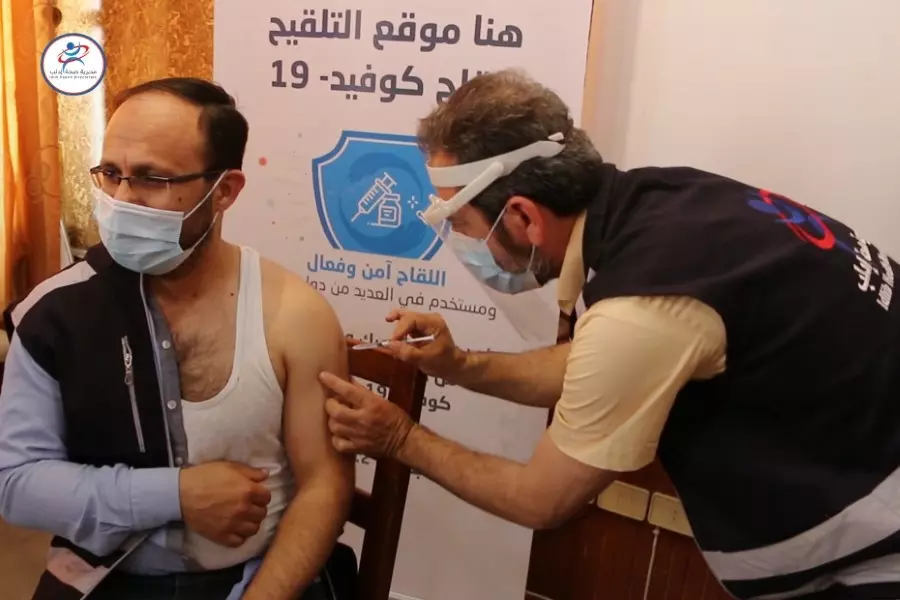 تستهدف كوادر طبية ودفاع مدني ... بدء حملة اللقاح ضد "كورونا" بمحافظة إدلب