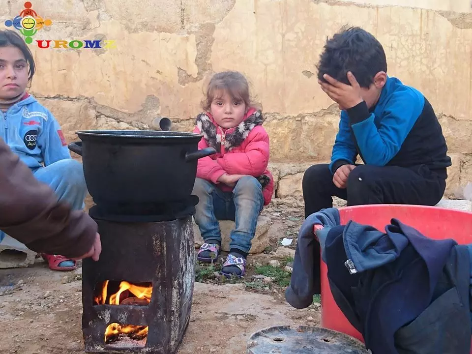 "الأكل النيء" .. "مضايا" المنهكة لا تجد ما يحول بقايا طعامها لطبخ ناضج