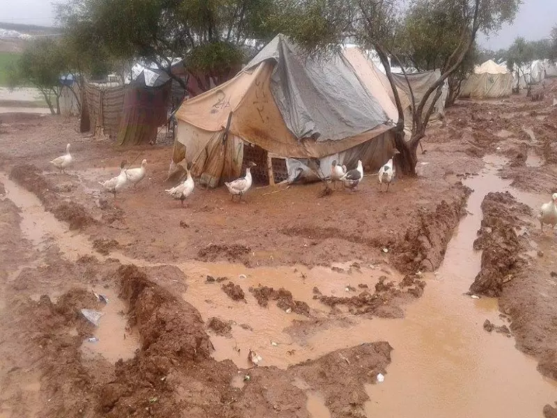نداءات لتفادي الكارثة وإنقاذ مخيمات النازحين على الحدود الشمالية مع تركيا