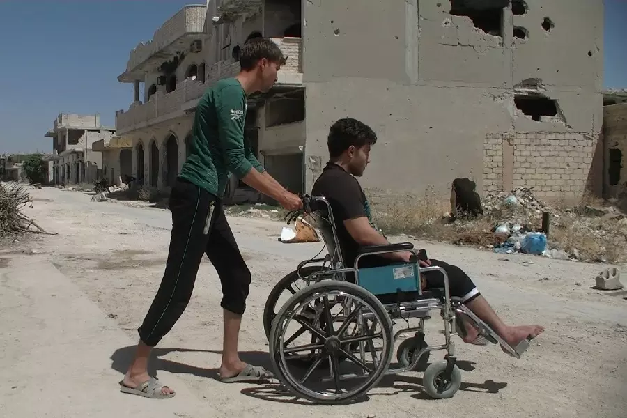 عبد الكريم من مدينة "الذهب الأحمر" قتل الأسد أحلامه وجعله مقعداً على كرسي متحرك