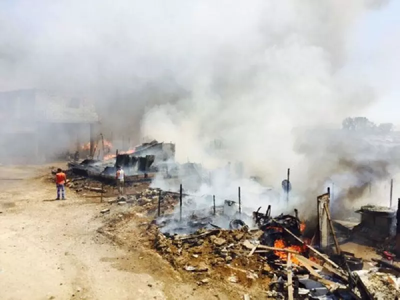 وفاة 6 أشخاص و دمار تام لـ160 خيمة في حريق مخيم"المرج" للاجئين السوريين في لبنان(صور)