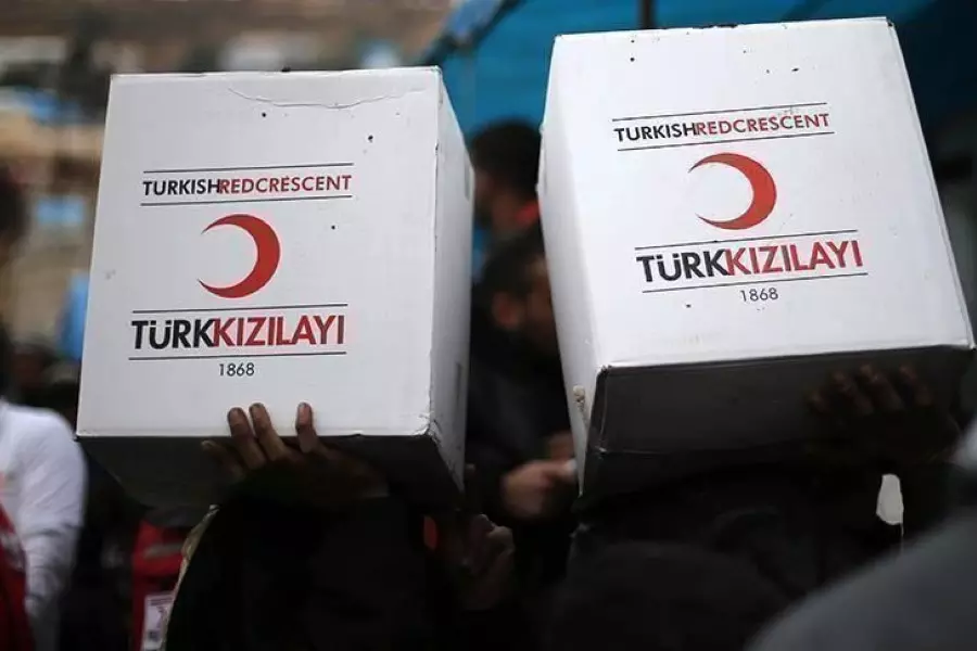بعد تحريرها .. الهلال الأحمر التركي يبدأ توزيع المساعدات على المدنيين بتل أبيض