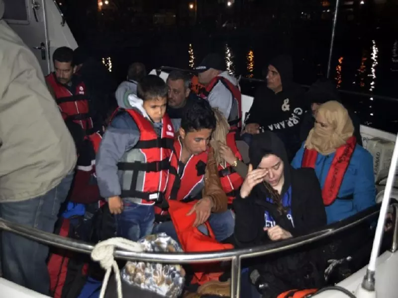انقاذ 33 سورياً بينهم نساء و طفل بعد غرق قاربهم أثناء محاولتهم الذهاب إلى اليونان