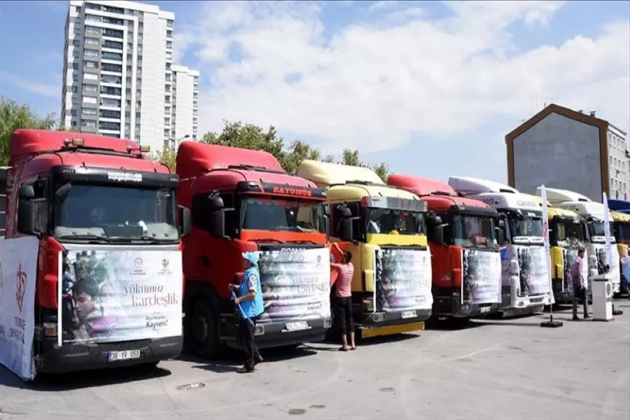 هيئة الإغاثة التركية ترسل 10 شاحنات مساعدات إلى النازحين في إدلب