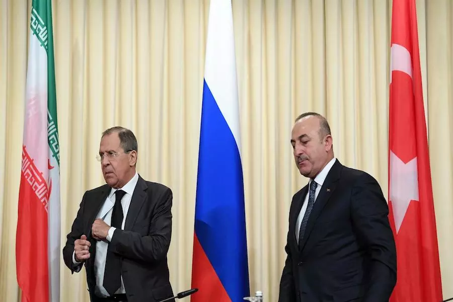 تركيا : على روسيا التخلي عن اصرارها حول إبقاء الأسد في السلطة