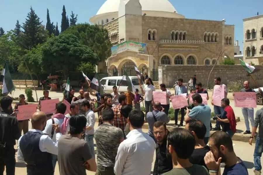 اتحاد الإعلاميين يتظاهر احتجاجاً أمام مقر "المؤقتة" بإعزاز ويطالب بمحاسبة المعتدين على النشطاء