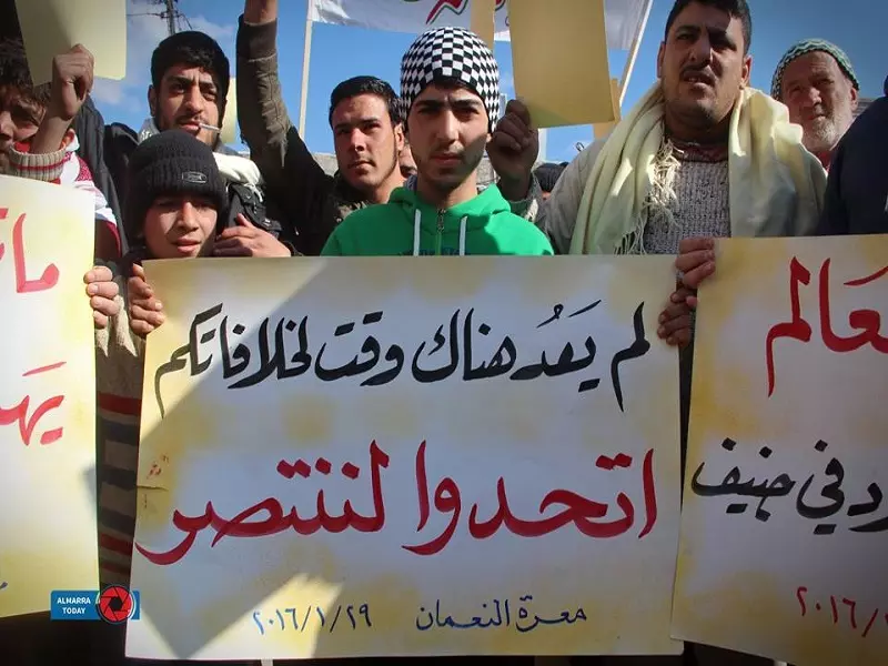 تحت شعار"توحدوا أو ارحلوا" ... ثوار إدلب يتظاهرون في الساحات