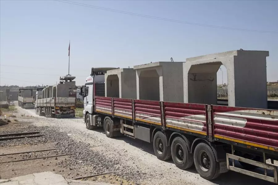 تركيا ترسل شاحنات محملة بكتل أسمنتية إلى الحدود مع سوريا