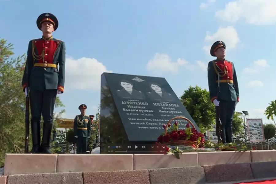 قاعدة حميميم تُشيّد نصباً تذكارياً لعسكريتين روسيتين قتلتا بحلب عام 2016