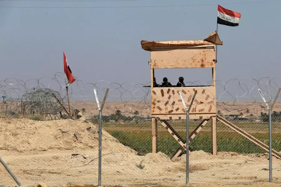 بحوزتهم أسلحة وذخيرة .. العراق يعلن القبض على 21 شخصا قرب الحدود السورية