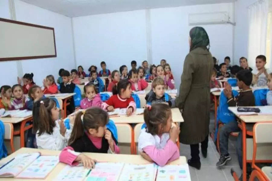 تعيين مئات المدرسين السوريين في أضنة يثير غضب المعارضة التركية