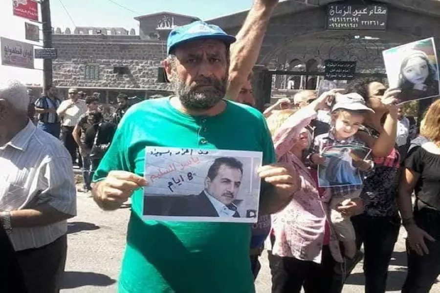 متظاهرون في السويداء يتضامنون مع المحامي "ياسر السليم" المعتقل لدى تحرير الشام في إدلب