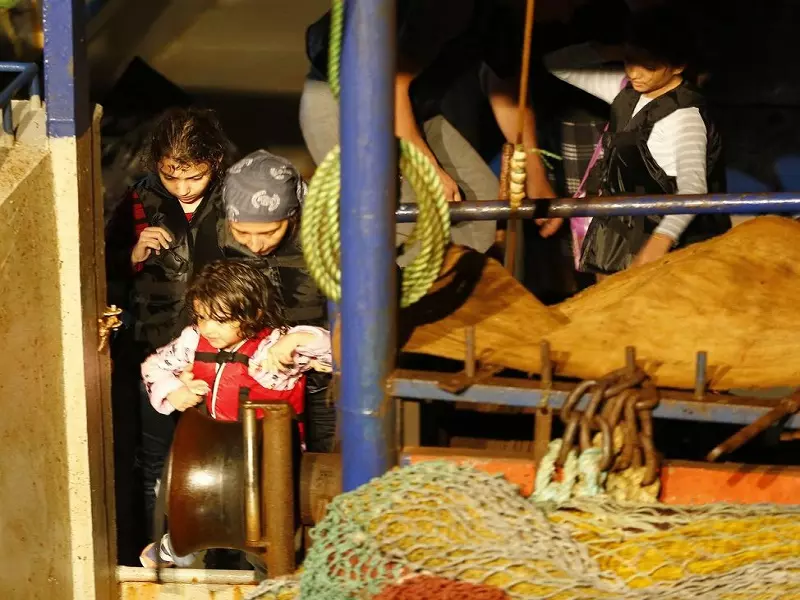 سفينة صيد تركية تنقذ 49 مهاجراً سورياً بعد تعطل مركبهم في عرض البحر