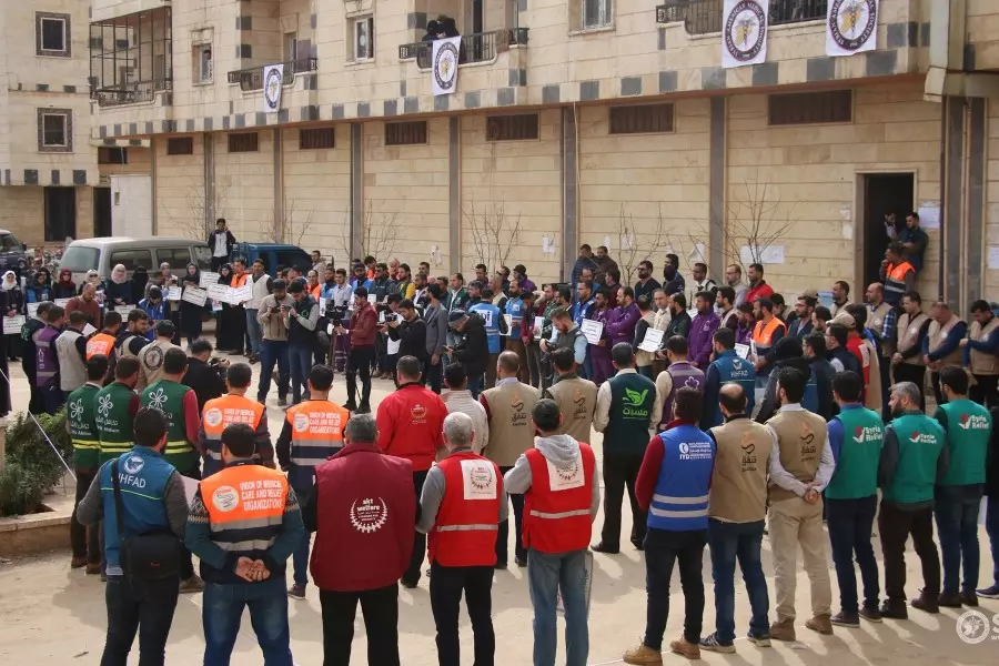 "تحالف المنظمات" ينظم وقفة تعزية بإدلب للشهداء من العاملين الإنسانيين بسوريا