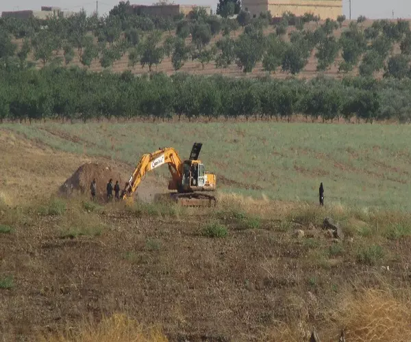 تنظيم الدولة يحفر خندق على الحدود السورية التركية