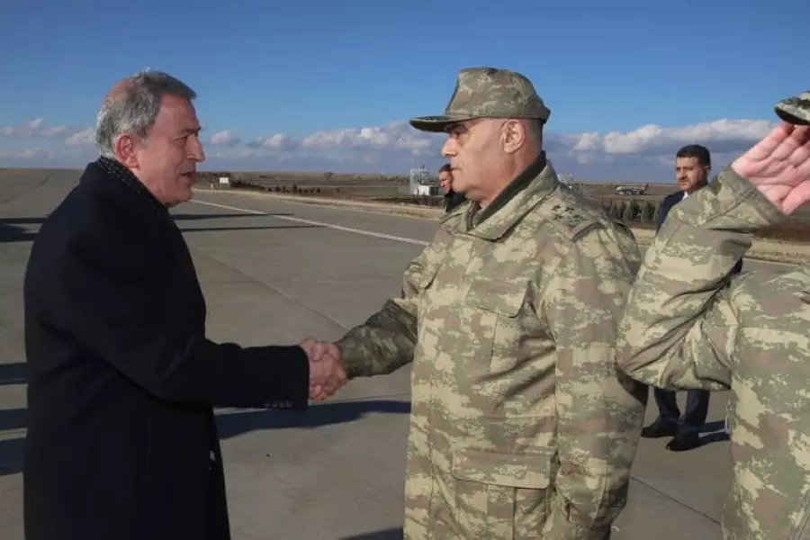 وزير الدفاع التركي وقادة عسكريون يجتمعون على الشريط الحدود مع سوريا