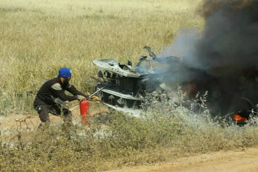 شهداء وجرحى إثر استهداف قوات الأسد سيارة بصاروخ حراري قرب اللطامنة بريف حماة