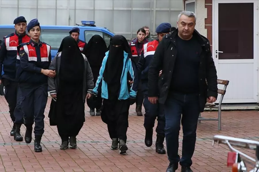 إحداهن زوجة قيادي .. تركيا توقف أربع نساء من داعش دخلن تركيا عبر سوريا