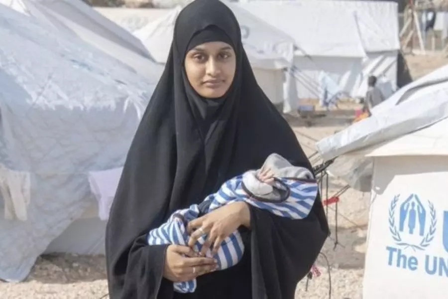 زوج "عروسة داعش" يصف حياته وزوجته بـ "الكابوس" بعد وفاة طفلها الأخير في مخيم الهول