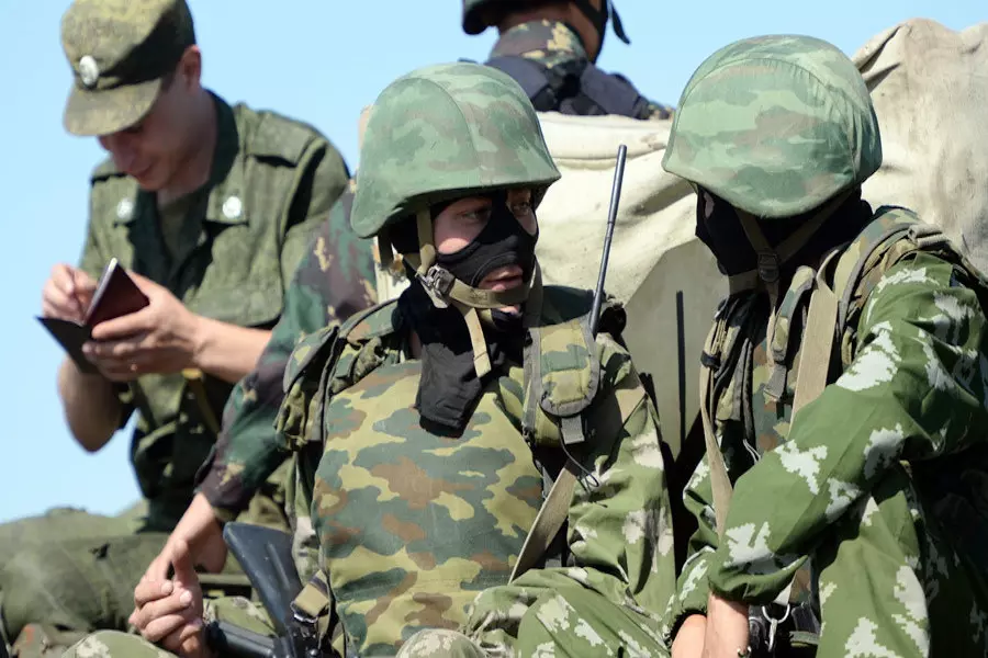 عناصر من الجيشين التركي و الروسي على الجبهات و أسلاك شائكة تمنع الاشتباكات
