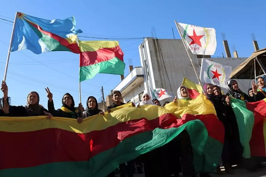 موقع "في أو إي": واشنطن ذكّرت حلفاءها بعدم المبالغة في طموحاتهم لإقامة دولة كردية في سوريا