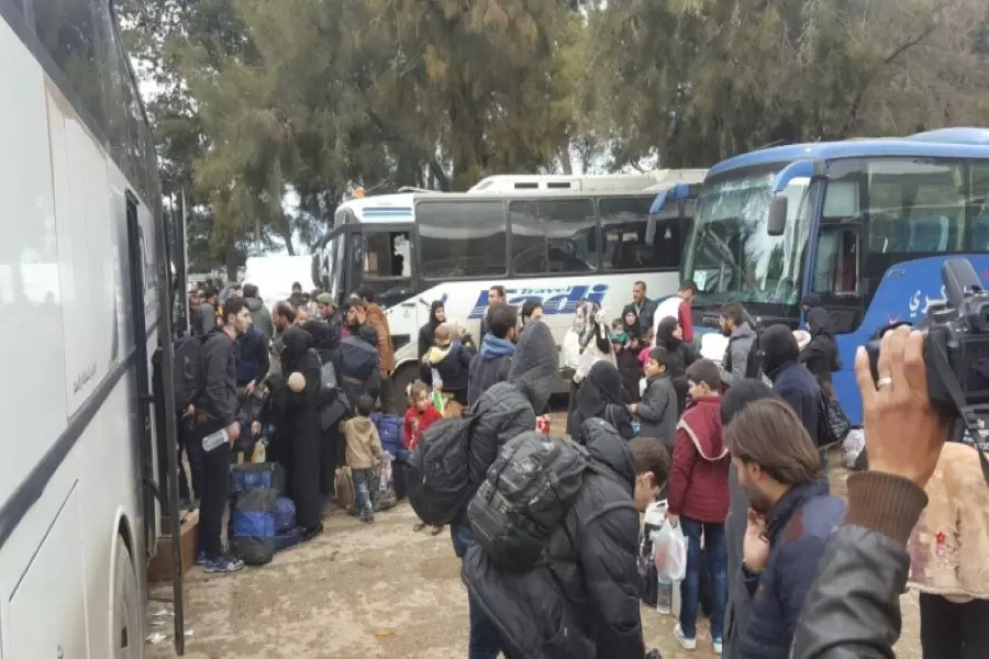 انطلاق أول قافلة تقل مهجرين من أهالي وثوار مدينة دوما باتجاه الشمال السوري
