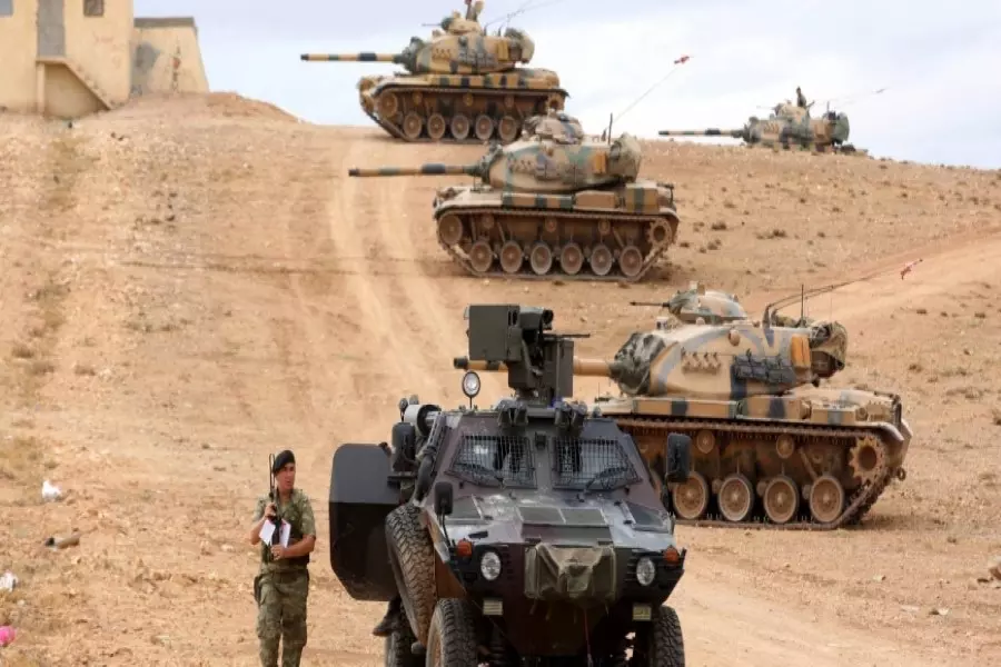 تركيا تدفع بدبابات وعربات مدرعة إلى الحدود السورية لتعزيز الدعم العسكري لقواتها