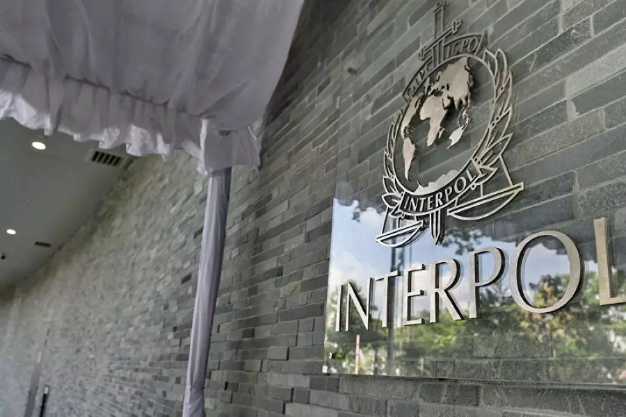 رئيس الائتلاف يشكل فريقاً لمتابعة قرار الإنتربول الدولي بفتح مكتبه لدى النظام بدمشق