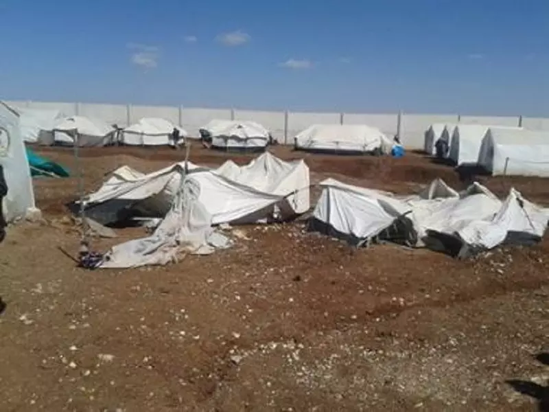 بالفيديو ... أوضاع كارثية بعد غرق ودمار مئات الخيم بمخيم باب السلامة
