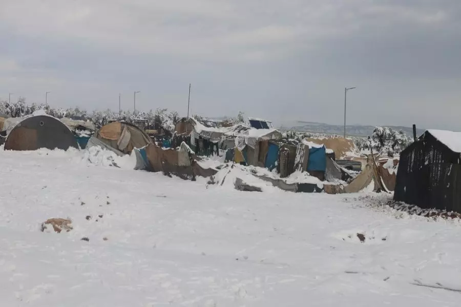 الخوذ البيضاء:  الثلوج تحاصر مخيمات في ريف عفرين…والأمطار تغرق مخيمات شمالي إدلب