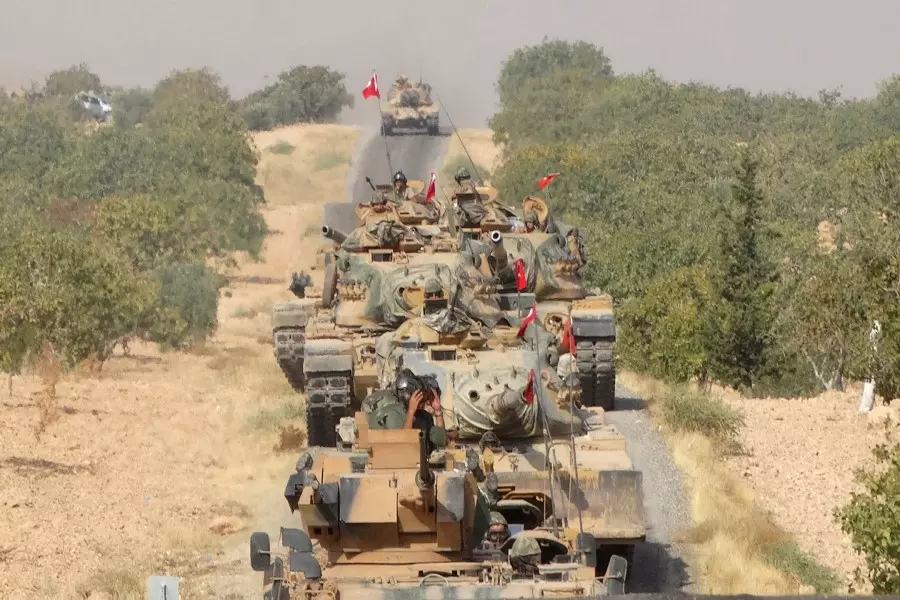 القوات التركية ترسل وحدات عسكرية إلى قطعاتها المنتشرة على طول الحدود مع سوريا