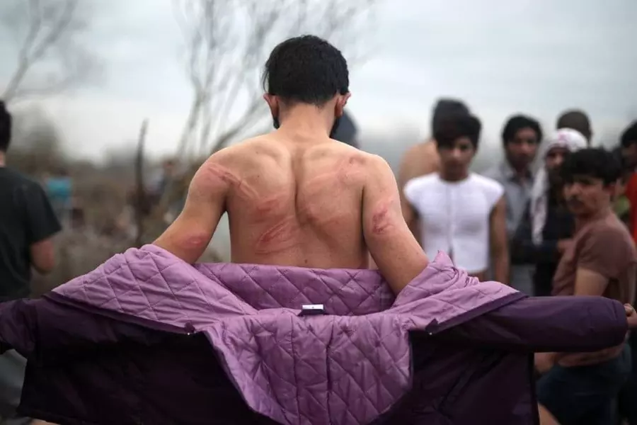 "سي أن أن" تنقل شهادات لاجئين جردوا من ملابسهم باليونان وأعيدوا لتركيا بعد تعذيبهم
