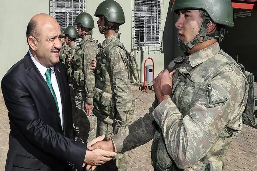 تعزيرزات عسكرية جديدة .. وزير الدفاع التركي يطلع على وضع الحدود مع سوريا و مدى الاستعداد لأي طارئ