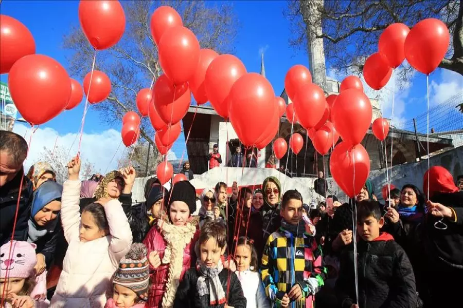 للتضامن مع حلب ... أطفال إسطنبول يطلقون بالونات حمراء