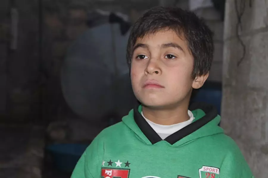 "هوكر" طفل أيزيدي خطفه "داعش" بالعراق ووصلت به الأقدار لمحافظة إدلب بعد مقتل عائلته
