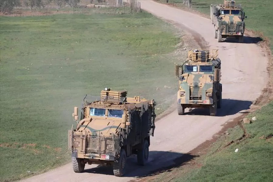 الجيش التركي يرسل 60 حافلة كتعزيزات عسكرية للحدود مع سوريا