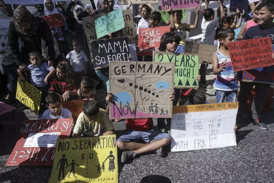 اللاجئون السوريون يشاركون بمظاهرة في العاصمة اليونانية للالتحاق بأسرهم في باقي الدول الأوروبية