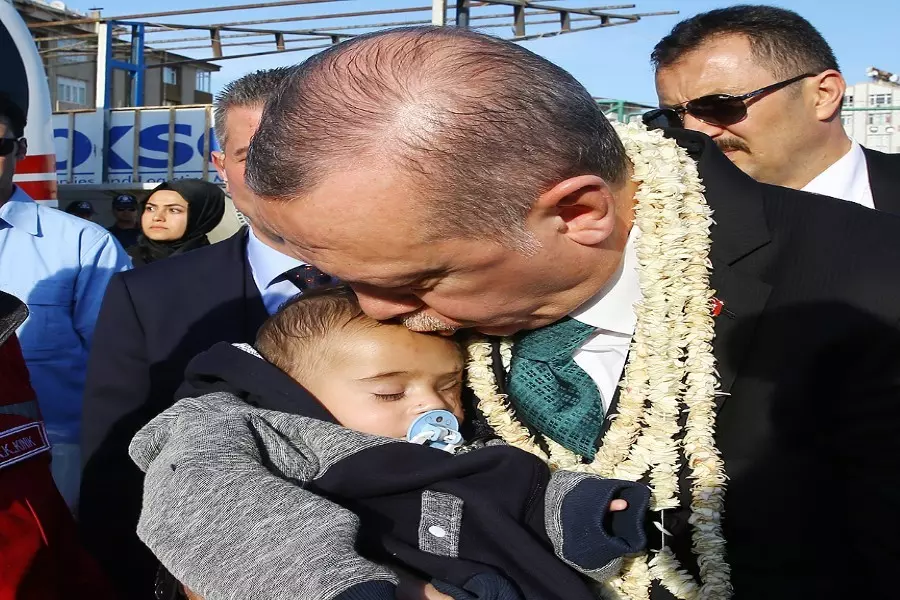 الطفل "كريم" يخرج من الغوطة ويصل تركيا ويلتقي بأردوغان
