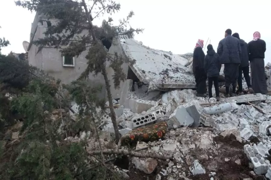 الدفاع المدني ينقذ عائلة من تحت أنقاض منزل تهدم جراء قصف "الروس" جنوب حلب